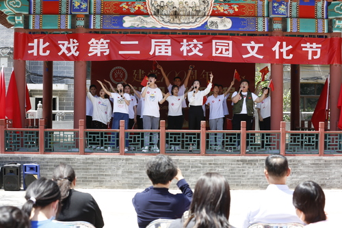 8.学生会干部表演“在灿烂的阳光下”