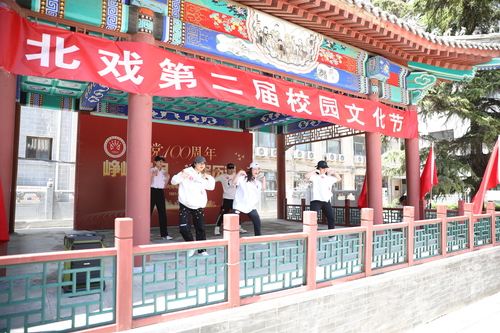 9.HipHop社表演“One here comes the two齐舞”