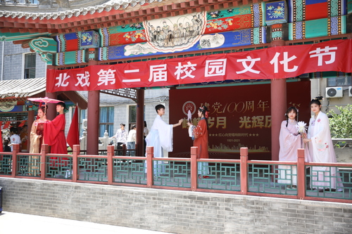 12.汉服社表演“汉服秀”