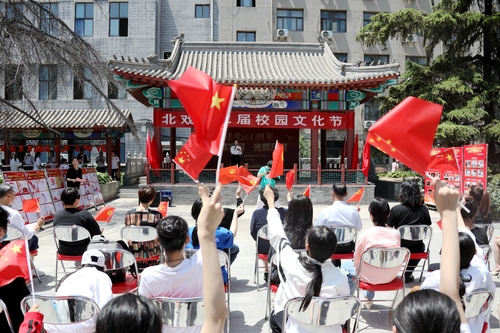 16.学生观摩演出1