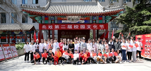 19.学院团委老师与学生们合影