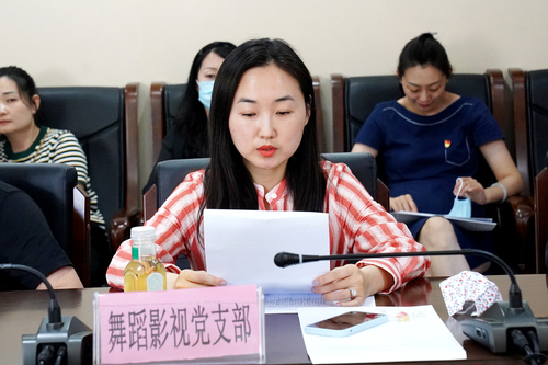 舞蹈影视系党支部宣传委员张诗琪