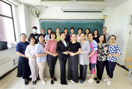 公共教学部全体教师与培训老师合影