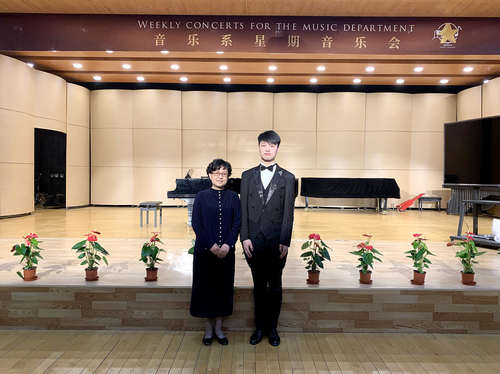 左一党委书记毕兆炜、左二参赛选手 韩秋实