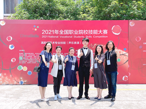 参赛团队合影左一教师徐辉、左二教师杜妤丽、左三院长黄珊珊、左四获奖选手 韩秋实、左五教师吕杰、左六音乐系主任祝真伟