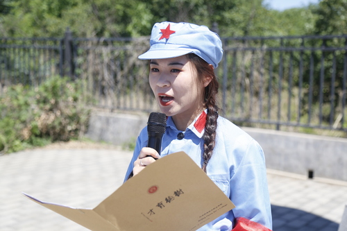 4.高职曲艺2019班钱烨同学主持大会