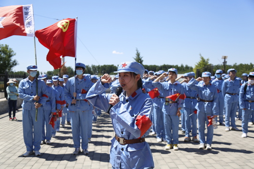 6.新团员宣誓，老团员重温誓词