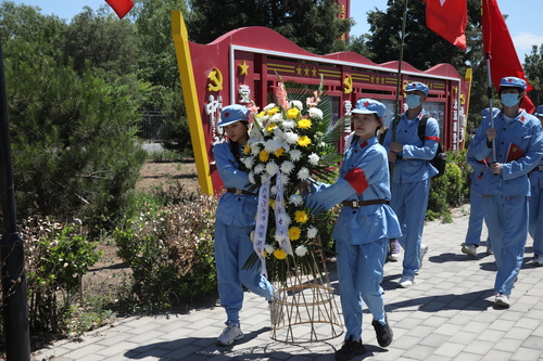 10.同学们向英雄敬献花篮