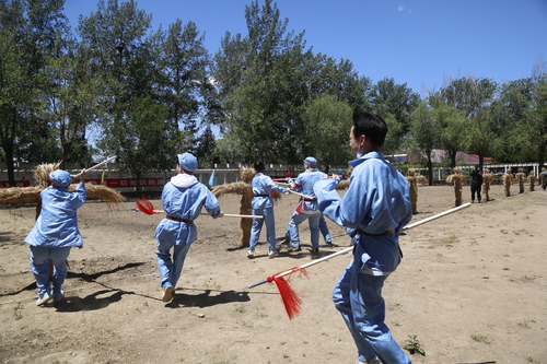 12.同学们体验“刺杀”