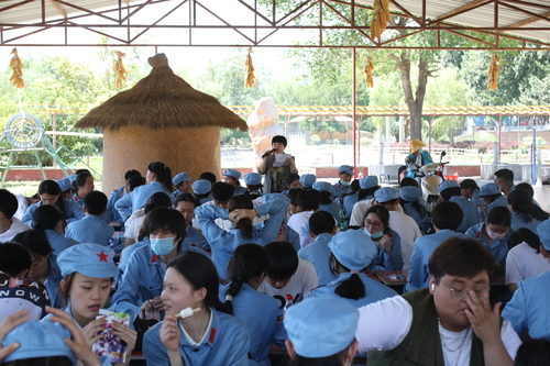 14.同学们倾听军民红色故事宣讲