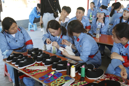 15.同学们参与军鞋制作过程
