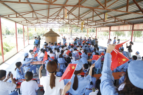 16.同学们齐唱“唱支山歌给党听”