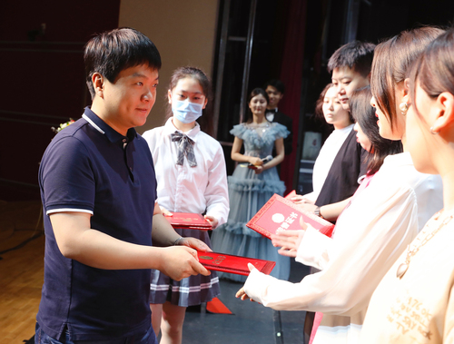 6 舞美系主任周亮老师为优秀毕业生颁发证书2