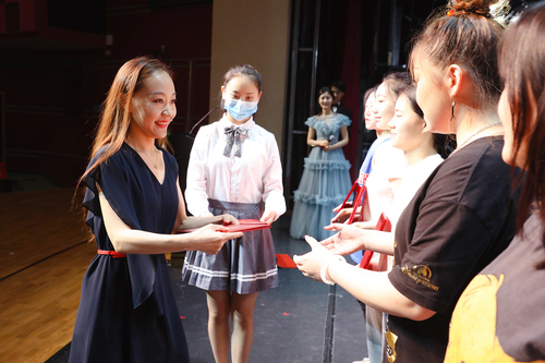 9 学生处副主任李洋老师为优秀毕业生颁发证书2