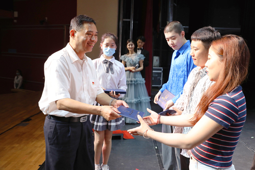 10 黄平副院长为毕业生代表颁发毕业证书3