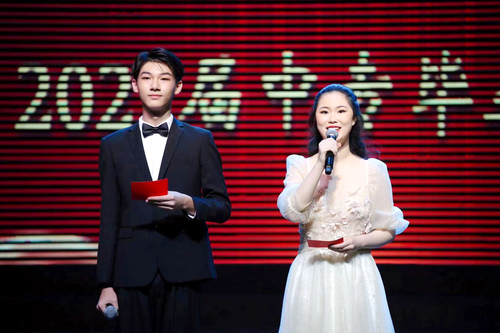 主持人董雨鑫、李木子