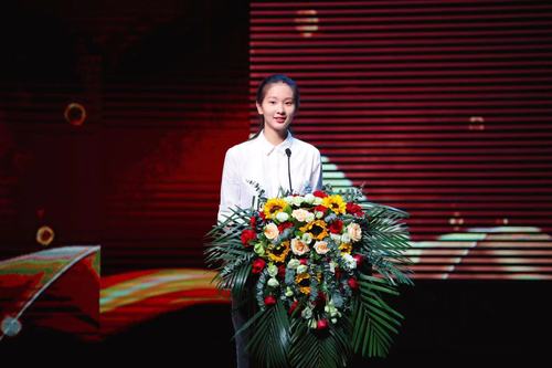 毕业生代表蒋乐同学发言