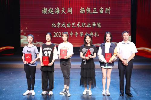 副院长黄平为优秀毕业生颁奖