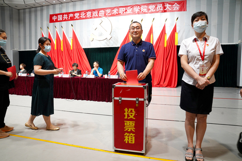 党员们依次投票5