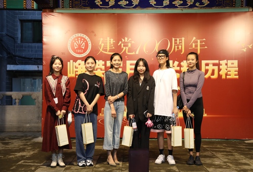 4.3团委负责人为抽中奖的同学送奖品