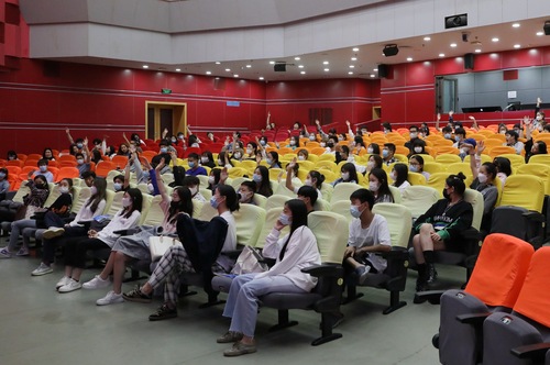 3.同学们参与互动