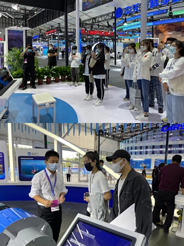 2同学们观看展览