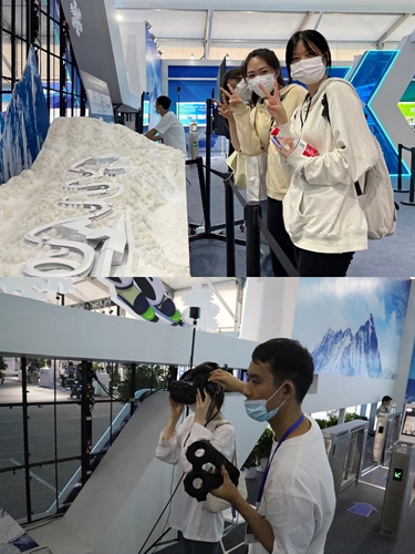 3同学们观看展览