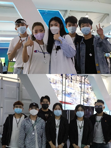 4同学们观看展览