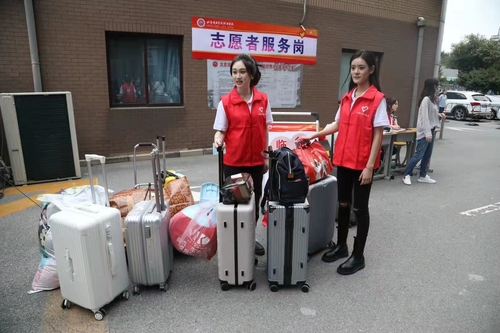 6.志愿者搬运行李