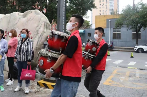 7.志愿者搬运行李