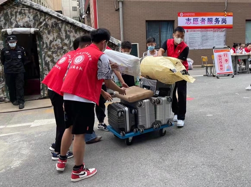 8.志愿者搬运行李