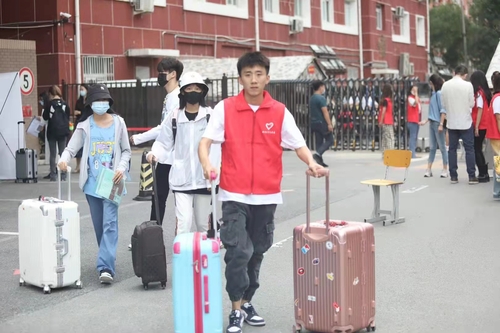 9.志愿者搬运行李