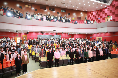 1、全场起立 齐唱国歌