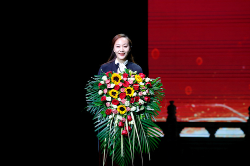 3、学生处副主任李洋宣读2020-2021学年度各项获奖名单