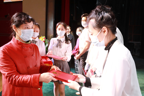 4、副院长许翠为荣获“进步奖”的学生颁奖