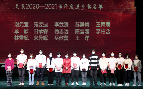 5、副院长许翠与荣获“进步奖”的学生合影