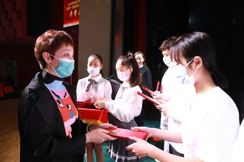 6、副院长吴蕾为荣获“文化、专业学习优胜奖”的学生颁奖