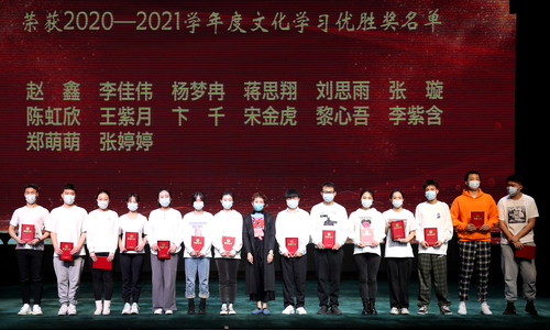 7、副院长吴蕾与荣获“文化学习优胜奖”的学生合影