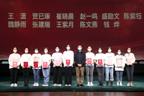 10、党委副书记黄平与荣获“优秀团员”的学生合影