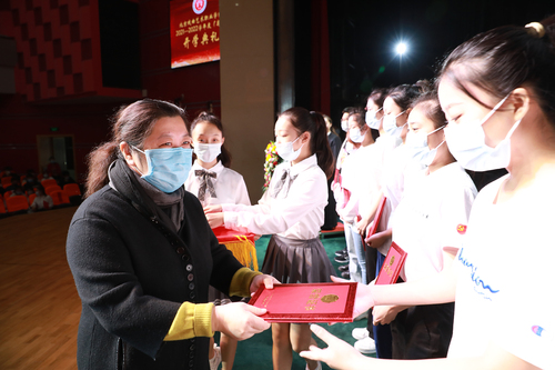 12、院长黄珊珊为荣获“优秀学生、优秀学生干部”的学生颁奖