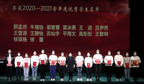 13、院长黄珊珊与荣获“优秀学生”的学生合影