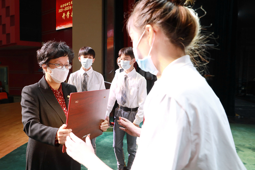 15、党委书记毕兆炜为荣获“优秀班集体”和“先进团支部”的学生代表颁奖