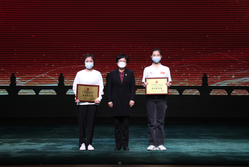 16、党委书记毕兆炜与荣获“优秀班集体”的学生代表合影