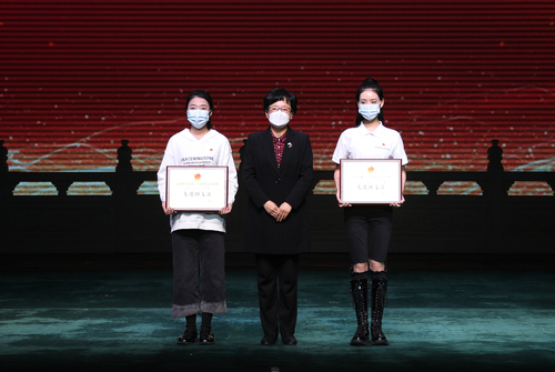 17、党委书记毕兆炜与荣获“先进团支部”的支部书记合影