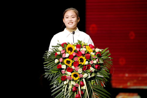 21、高职地方戏曲系形体2021班张晓悦代表高职新生发言