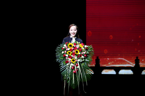 2. 学生处副主任李洋主持典礼