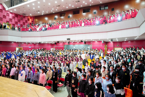 3. 全体起立 奏唱国歌