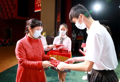 5. 副院长许翠为进步奖获奖学生代表颁奖