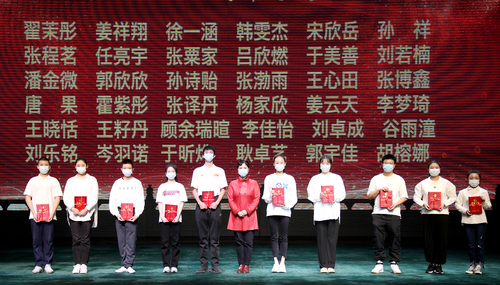 6. 副院长许翠与进步奖获奖学生代表合影留念