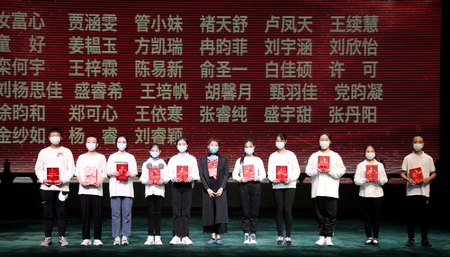 8. 副院长吴蕾与文化学习优胜奖获奖学生代表合影留念